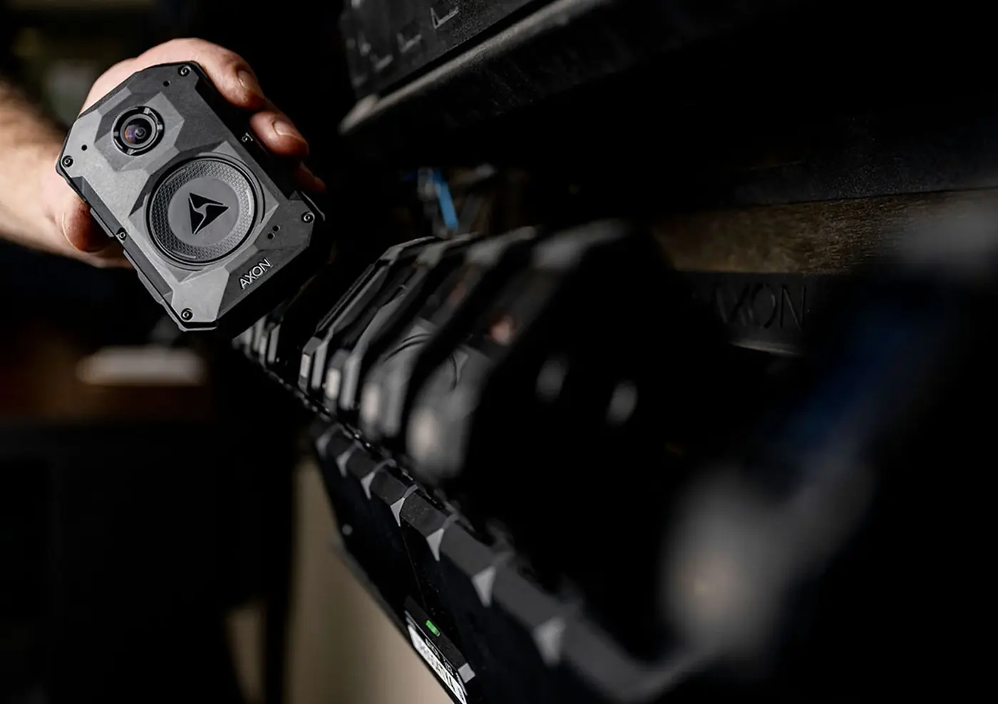 Detalhe da câmera corporal Axon em uso